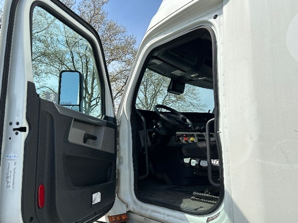 Sleeper Tractor-Heavy Duty Tractors-Freightliner-2021-T12664ST-Cleona-PA-391,173\n\t\tmiles-$ 74,250 - Image 9