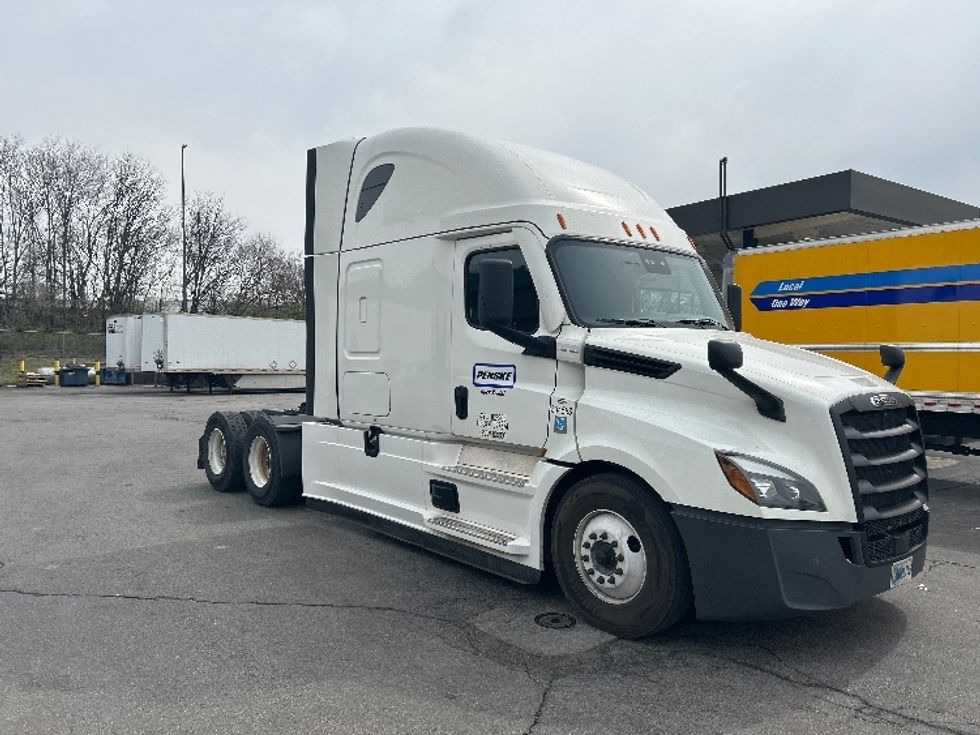 Sleeper Tractor-Heavy Duty Tractors-Freightliner-2021-T12664ST-Cleveland-TN-521,204\n\t\tmiles-$ 65,500 - Image 1