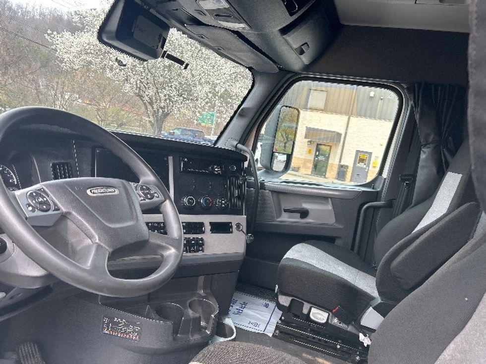 Sleeper Tractor-Heavy Duty Tractors-Freightliner-2021-T12664ST-Cleveland-TN-521,204\n\t\tmiles-$ 65,500 - Image 10