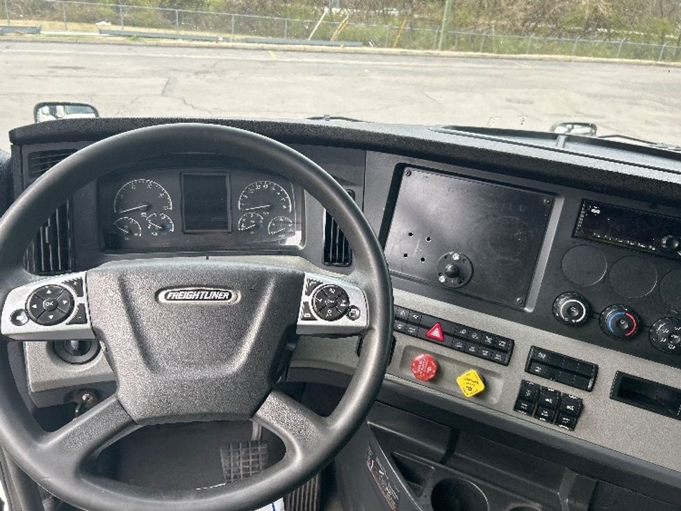 Sleeper Tractor-Heavy Duty Tractors-Freightliner-2021-T12664ST-Cleveland-TN-521,204\n\t\tmiles-$ 65,500 - Image 11
