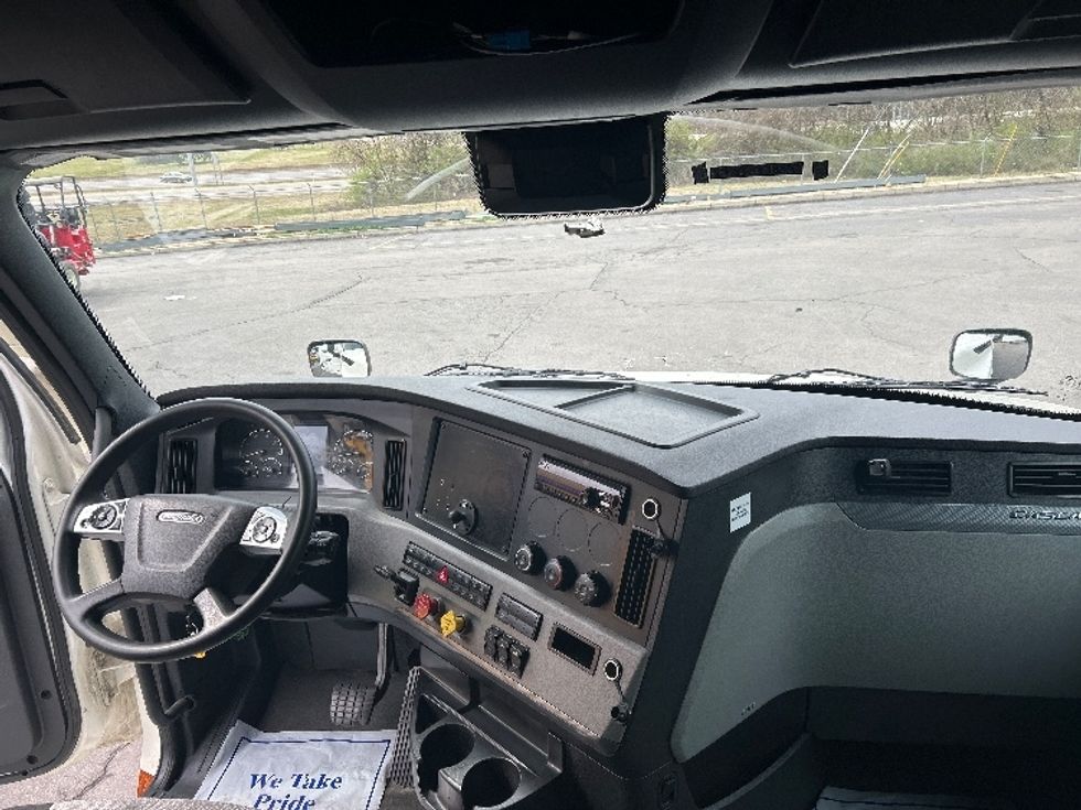 Sleeper Tractor-Heavy Duty Tractors-Freightliner-2021-T12664ST-Cleveland-TN-521,204\n\t\tmiles-$ 65,500 - Image 12