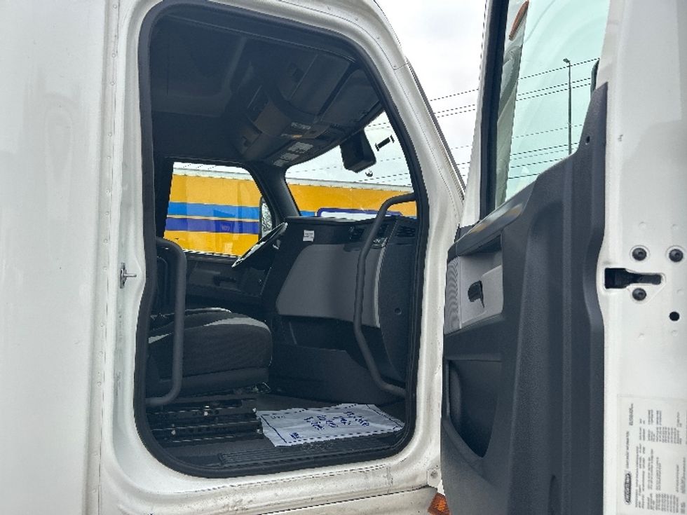 Sleeper Tractor-Heavy Duty Tractors-Freightliner-2021-T12664ST-Cleveland-TN-521,204\n\t\tmiles-$ 65,500 - Image 13