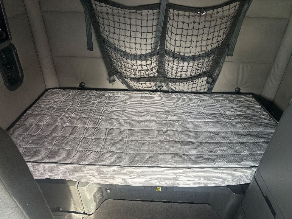 Sleeper Tractor-Heavy Duty Tractors-Freightliner-2021-T12664ST-Cleveland-TN-521,204\n\t\tmiles-$ 65,500 - Image 16