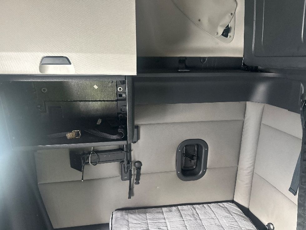 Sleeper Tractor-Heavy Duty Tractors-Freightliner-2021-T12664ST-Cleveland-TN-521,204\n\t\tmiles-$ 65,500 - Image 19