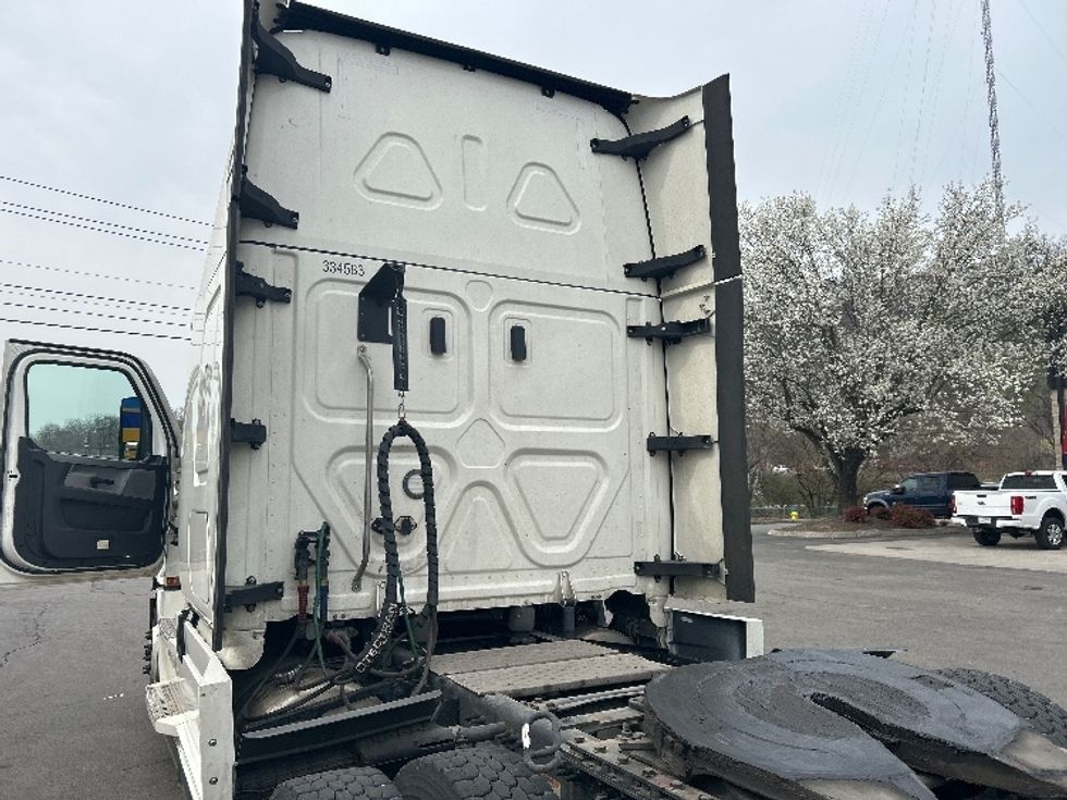 Sleeper Tractor-Heavy Duty Tractors-Freightliner-2021-T12664ST-Cleveland-TN-521,204\n\t\tmiles-$ 65,500 - Image 23