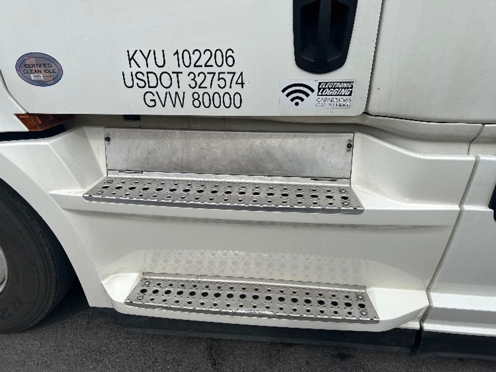 Sleeper Tractor-Heavy Duty Tractors-Freightliner-2021-T12664ST-Cleveland-TN-521,204\n\t\tmiles-$ 65,500 - Image 27