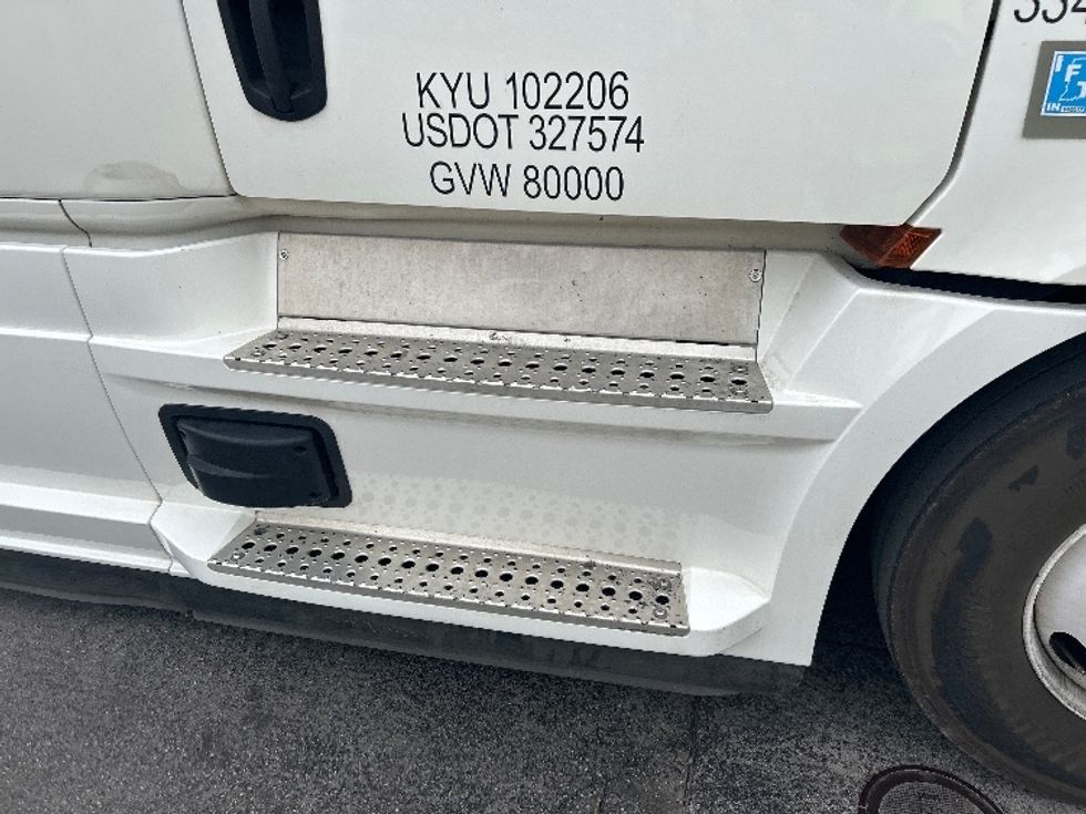 Sleeper Tractor-Heavy Duty Tractors-Freightliner-2021-T12664ST-Cleveland-TN-521,204\n\t\tmiles-$ 65,500 - Image 29