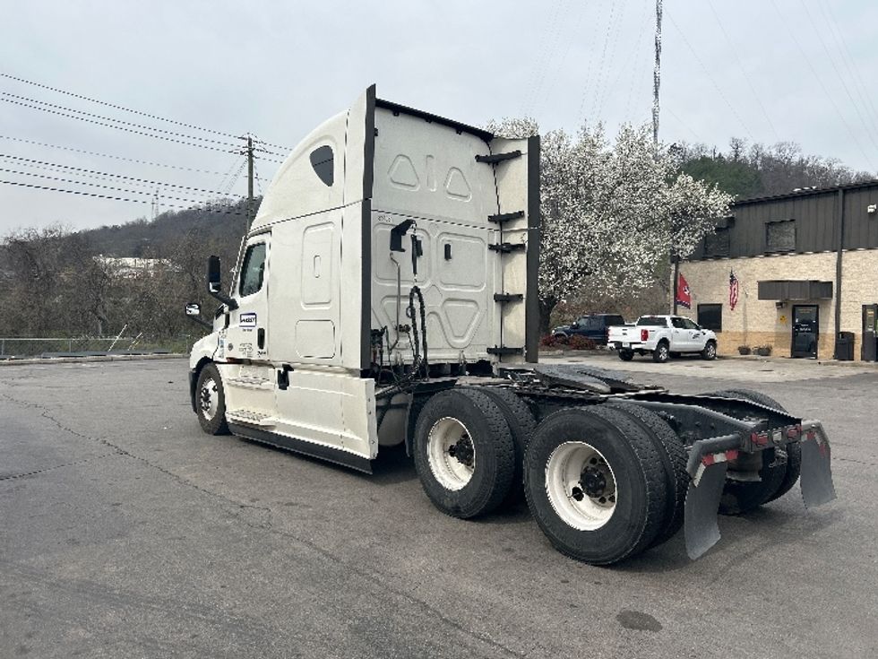 Sleeper Tractor-Heavy Duty Tractors-Freightliner-2021-T12664ST-Cleveland-TN-521,204\n\t\tmiles-$ 65,500 - Image 5