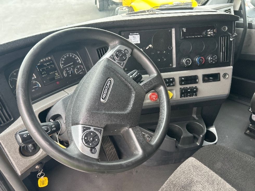 Sleeper Tractor-Heavy Duty Tractors-Freightliner-2021-T12664ST-Coburg-OR-556,511\n\t\tmiles-$ 68,000 - Image 10