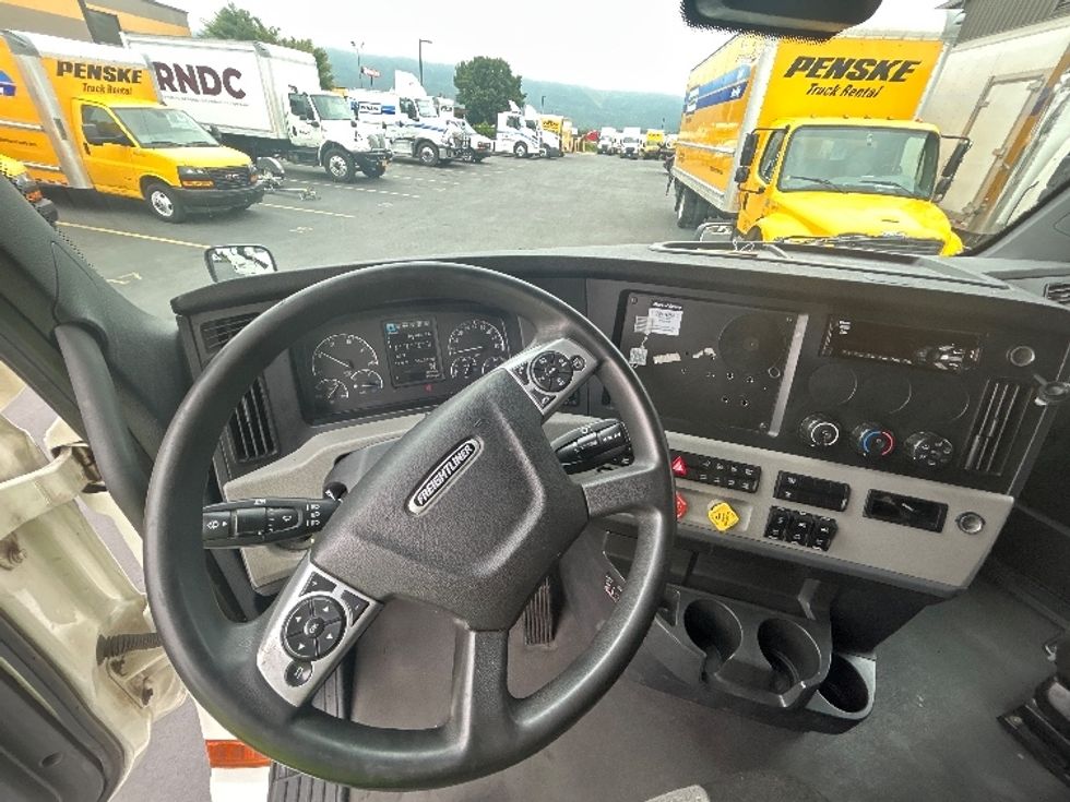 Sleeper Tractor-Heavy Duty Tractors-Freightliner-2021-T12664ST-Coburg-OR-556,511\n\t\tmiles-$ 68,000 - Image 11