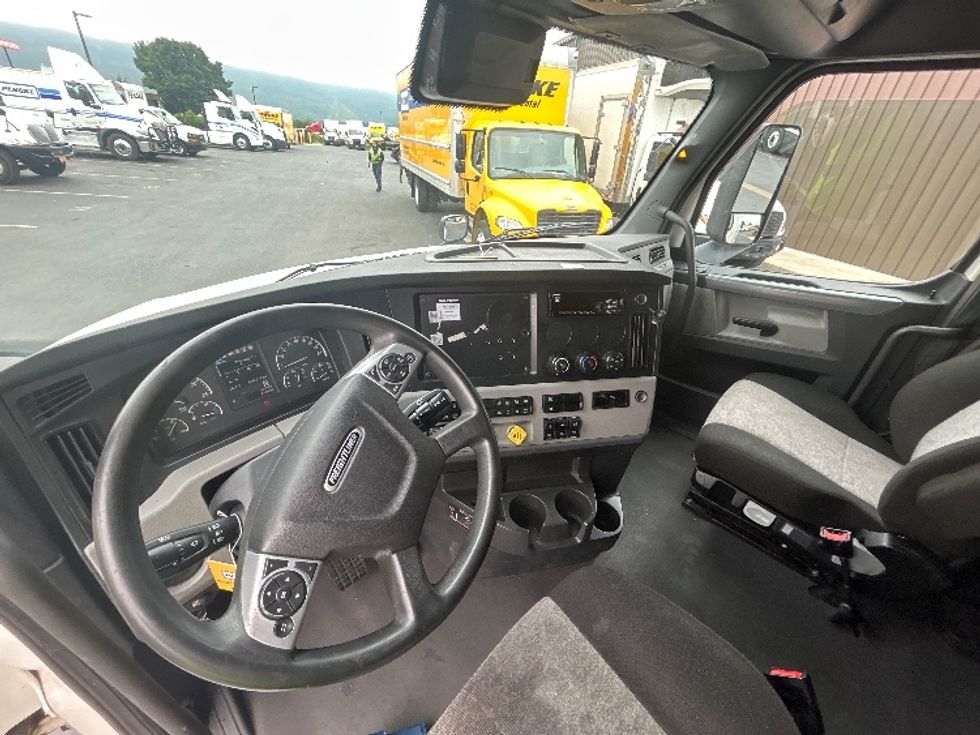 Sleeper Tractor-Heavy Duty Tractors-Freightliner-2021-T12664ST-Coburg-OR-556,511\n\t\tmiles-$ 68,000 - Image 12
