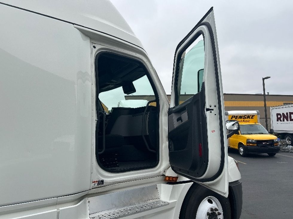 Sleeper Tractor-Heavy Duty Tractors-Freightliner-2021-T12664ST-Coburg-OR-556,511\n\t\tmiles-$ 68,000 - Image 13