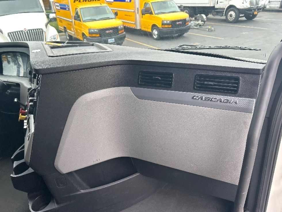 Sleeper Tractor-Heavy Duty Tractors-Freightliner-2021-T12664ST-Coburg-OR-556,511\n\t\tmiles-$ 68,000 - Image 14