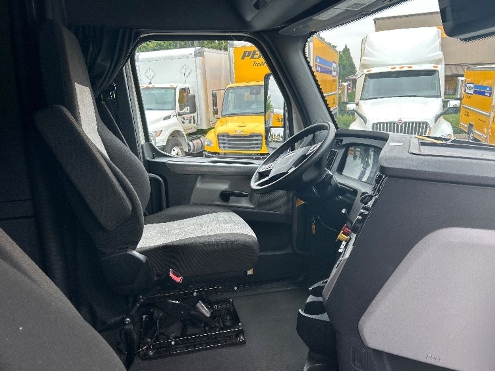 Sleeper Tractor-Heavy Duty Tractors-Freightliner-2021-T12664ST-Coburg-OR-556,511\n\t\tmiles-$ 68,000 - Image 15