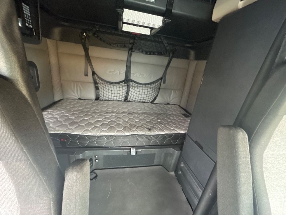 Sleeper Tractor-Heavy Duty Tractors-Freightliner-2021-T12664ST-Coburg-OR-556,511\n\t\tmiles-$ 68,000 - Image 16