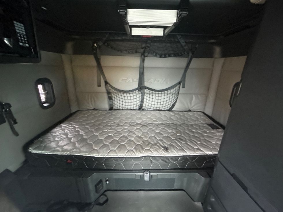 Sleeper Tractor-Heavy Duty Tractors-Freightliner-2021-T12664ST-Coburg-OR-556,511\n\t\tmiles-$ 68,000 - Image 17