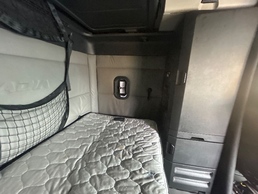 Sleeper Tractor-Heavy Duty Tractors-Freightliner-2021-T12664ST-Coburg-OR-556,511\n\t\tmiles-$ 68,000 - Image 18