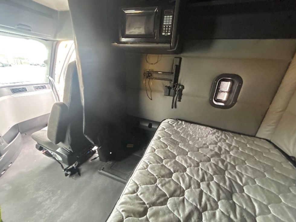 Sleeper Tractor-Heavy Duty Tractors-Freightliner-2021-T12664ST-Coburg-OR-556,511\n\t\tmiles-$ 68,000 - Image 19