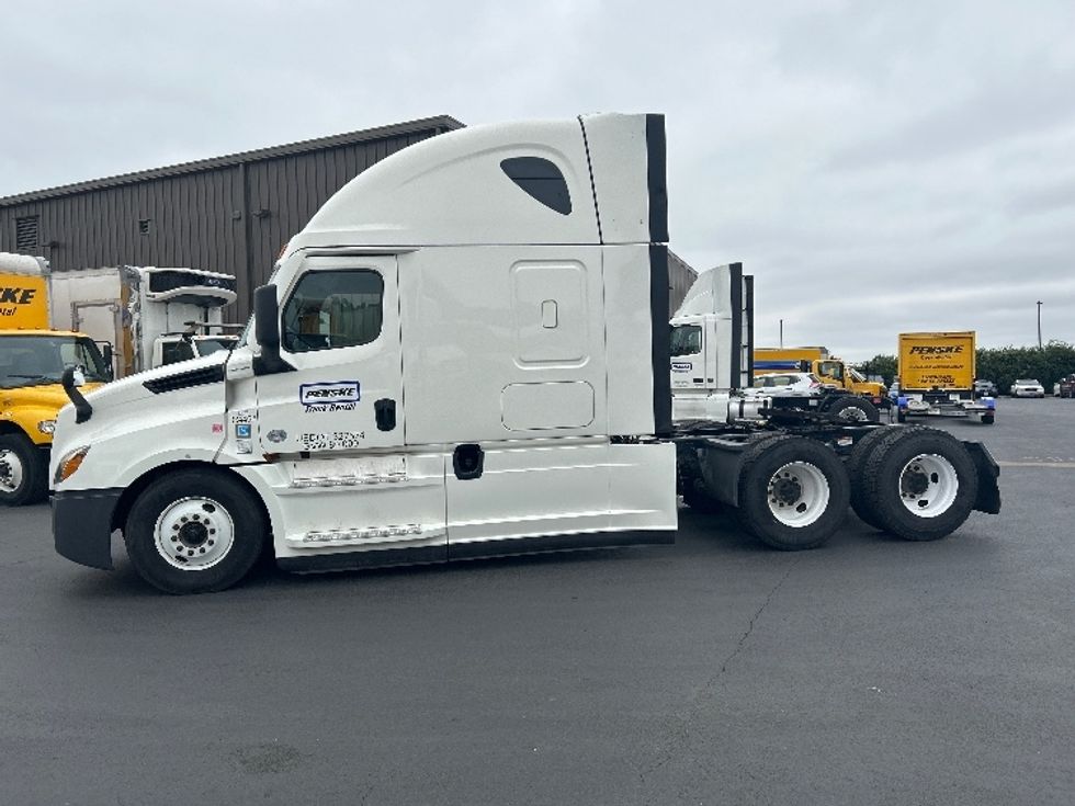 Sleeper Tractor-Heavy Duty Tractors-Freightliner-2021-T12664ST-Coburg-OR-556,511\n\t\tmiles-$ 68,000 - Image 4