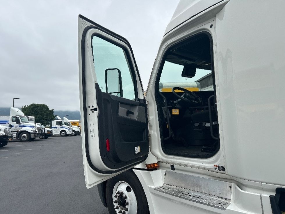 Sleeper Tractor-Heavy Duty Tractors-Freightliner-2021-T12664ST-Coburg-OR-556,511\n\t\tmiles-$ 68,000 - Image 9