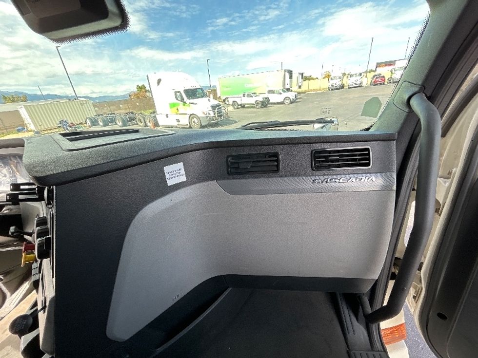 Sleeper Tractor-Heavy Duty Tractors-Freightliner-2021-T12664ST-Colorado Springs-CO-564,921\n\t\tmiles-$ 63,500 - Image 15