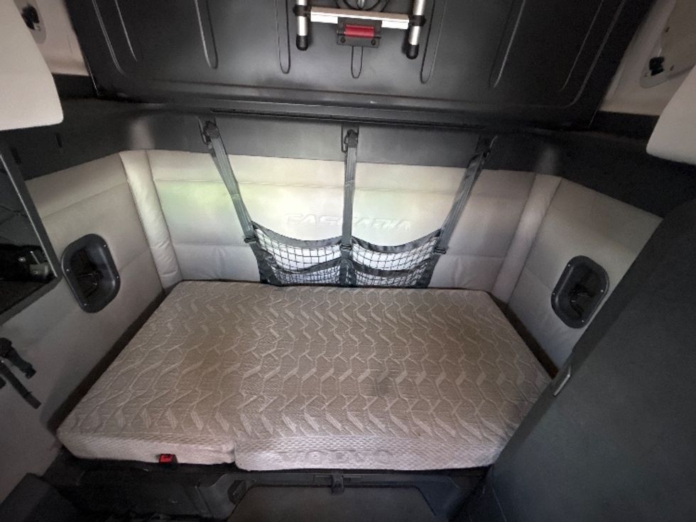 Sleeper Tractor-Heavy Duty Tractors-Freightliner-2021-T12664ST-Colorado Springs-CO-564,921\n\t\tmiles-$ 63,500 - Image 17