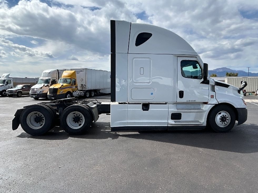 Sleeper Tractor-Heavy Duty Tractors-Freightliner-2021-T12664ST-Colorado Springs-CO-564,921\n\t\tmiles-$ 63,500 - Image 8