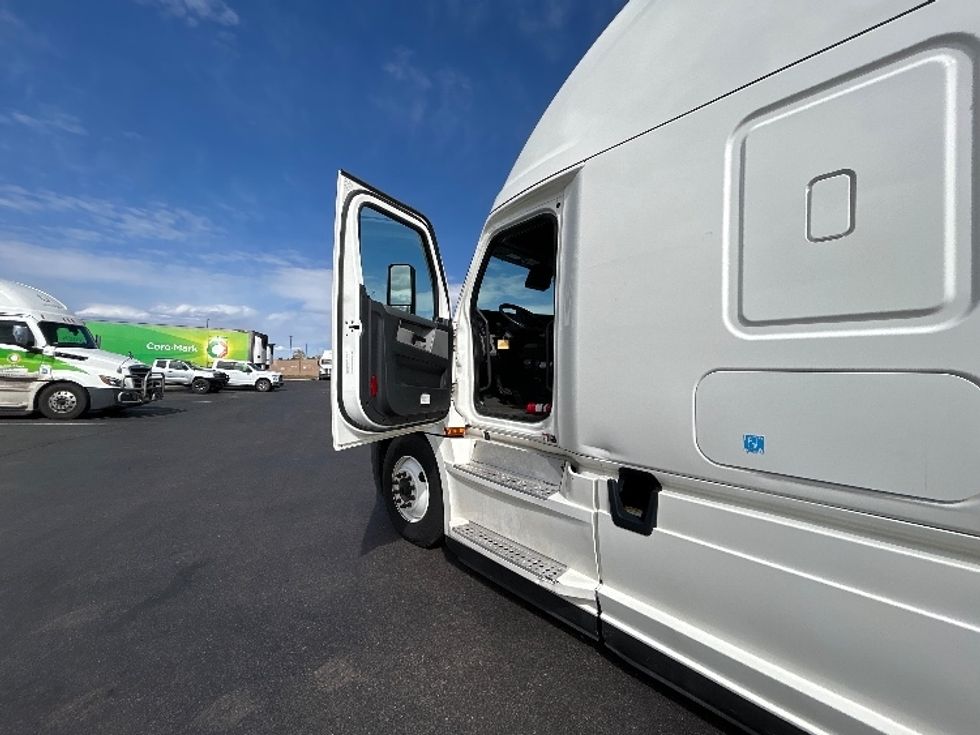 Sleeper Tractor-Heavy Duty Tractors-Freightliner-2021-T12664ST-Colorado Springs-CO-564,921\n\t\tmiles-$ 63,500 - Image 9