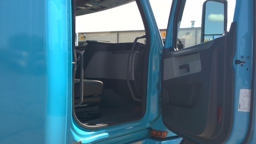 Sleeper Tractor-Heavy Duty Tractors-Freightliner-2021-T12664ST-Columbia-TN-582,089\n\t\tmiles-$ 57,750 - Image 13