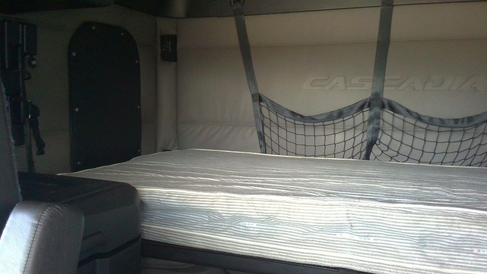 Sleeper Tractor-Heavy Duty Tractors-Freightliner-2021-T12664ST-Columbia-TN-582,089\n\t\tmiles-$ 57,750 - Image 16