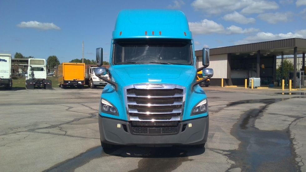 Sleeper Tractor-Heavy Duty Tractors-Freightliner-2021-T12664ST-Columbia-TN-582,089\n\t\tmiles-$ 57,750 - Image 2