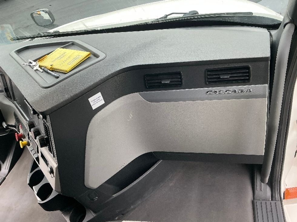 Sleeper Tractor-Heavy Duty Tractors-Freightliner-2021-T12664ST-Columbus-OH-537,334\n\t\tmiles-$ 59,000 - Image 14