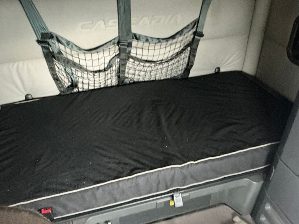 Sleeper Tractor-Heavy Duty Tractors-Freightliner-2021-T12664ST-Columbus-OH-537,334\n\t\tmiles-$ 59,000 - Image 16