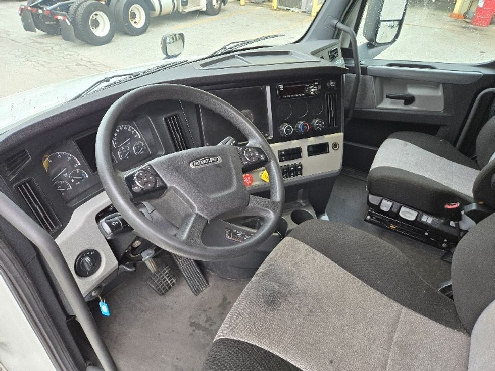 Sleeper Tractor-Heavy Duty Tractors-Freightliner-2021-T12664ST-Concord-NC-280,810\n\t\tmiles-$ 83,250 - Image 10