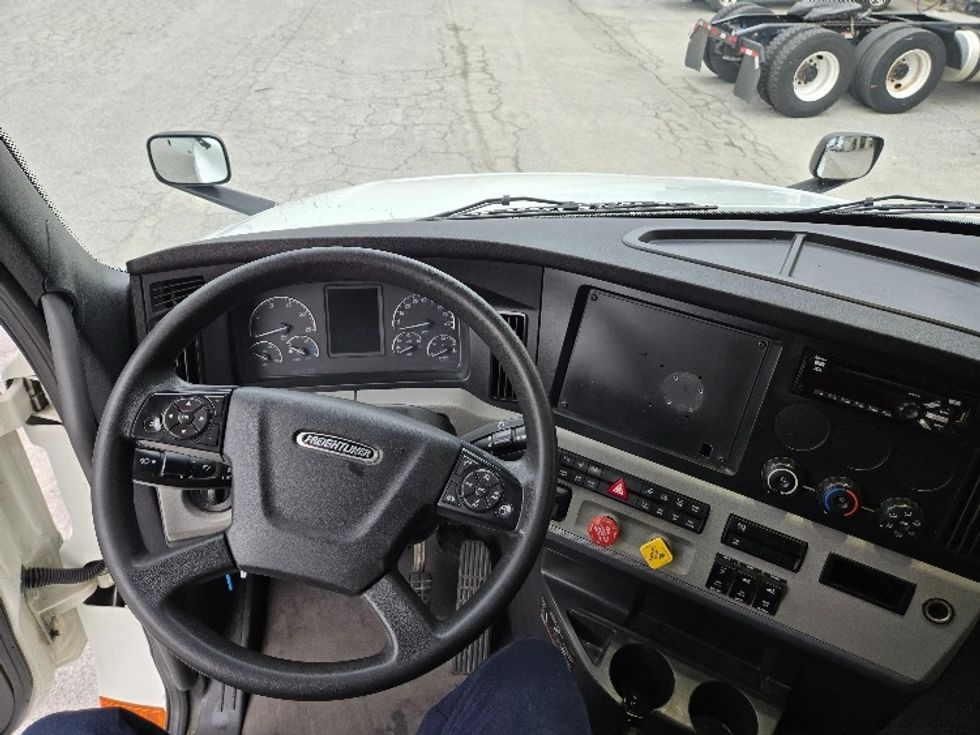 Sleeper Tractor-Heavy Duty Tractors-Freightliner-2021-T12664ST-Concord-NC-280,810\n\t\tmiles-$ 83,250 - Image 11