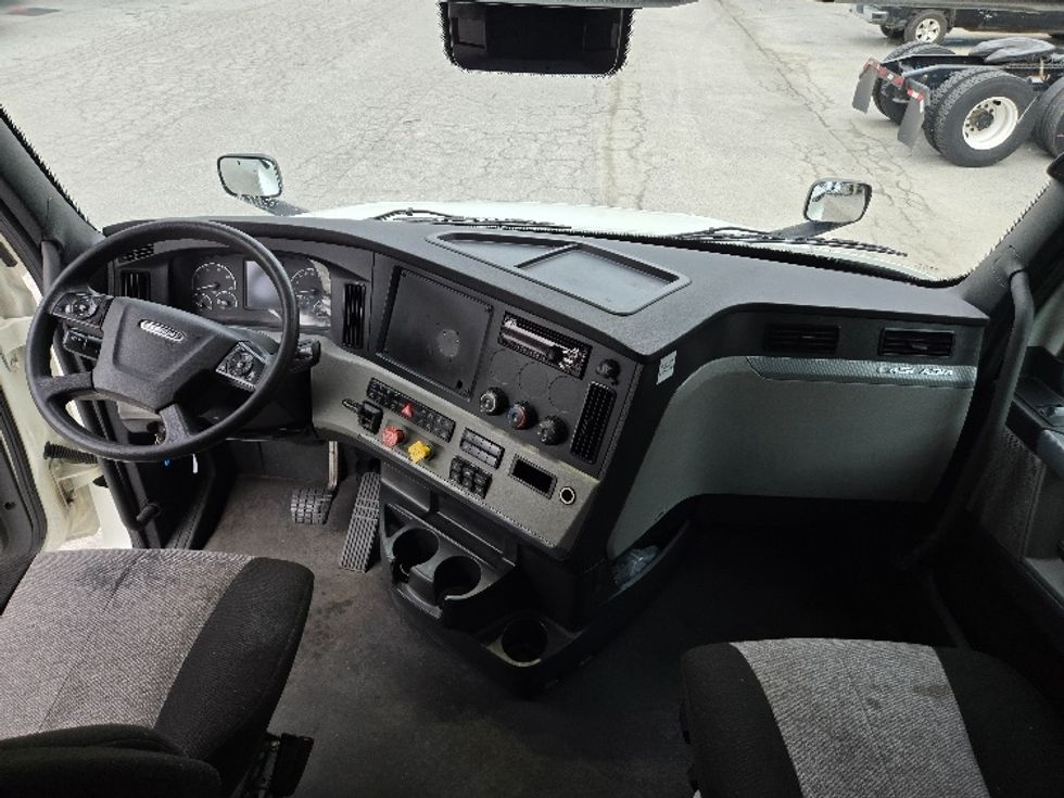 Sleeper Tractor-Heavy Duty Tractors-Freightliner-2021-T12664ST-Concord-NC-280,810\n\t\tmiles-$ 83,250 - Image 12