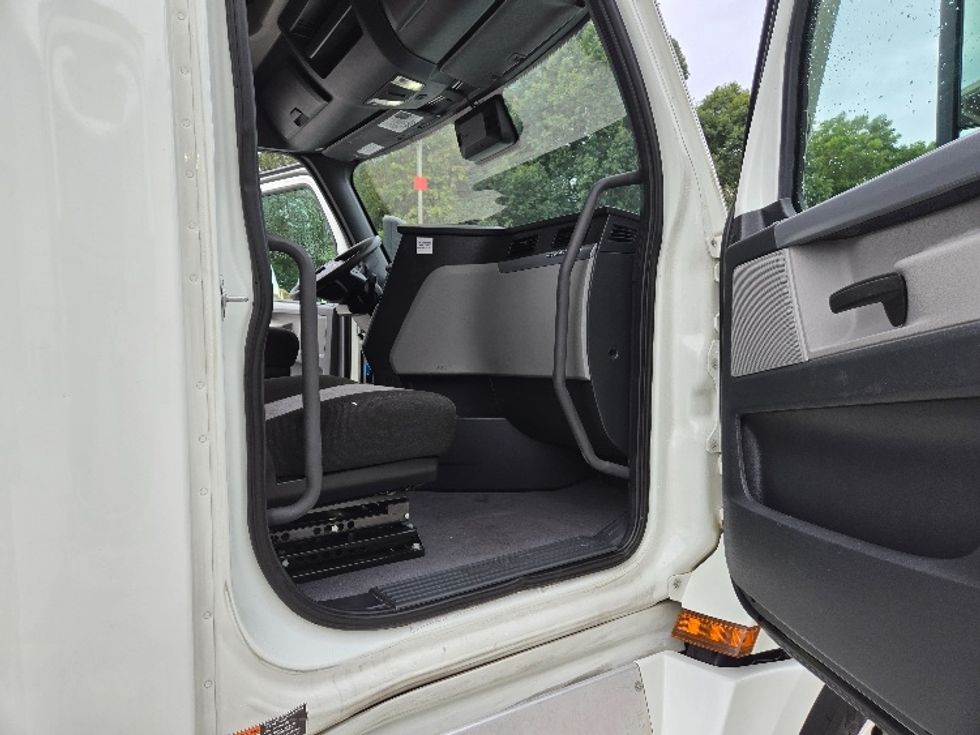 Sleeper Tractor-Heavy Duty Tractors-Freightliner-2021-T12664ST-Concord-NC-280,810\n\t\tmiles-$ 83,250 - Image 13