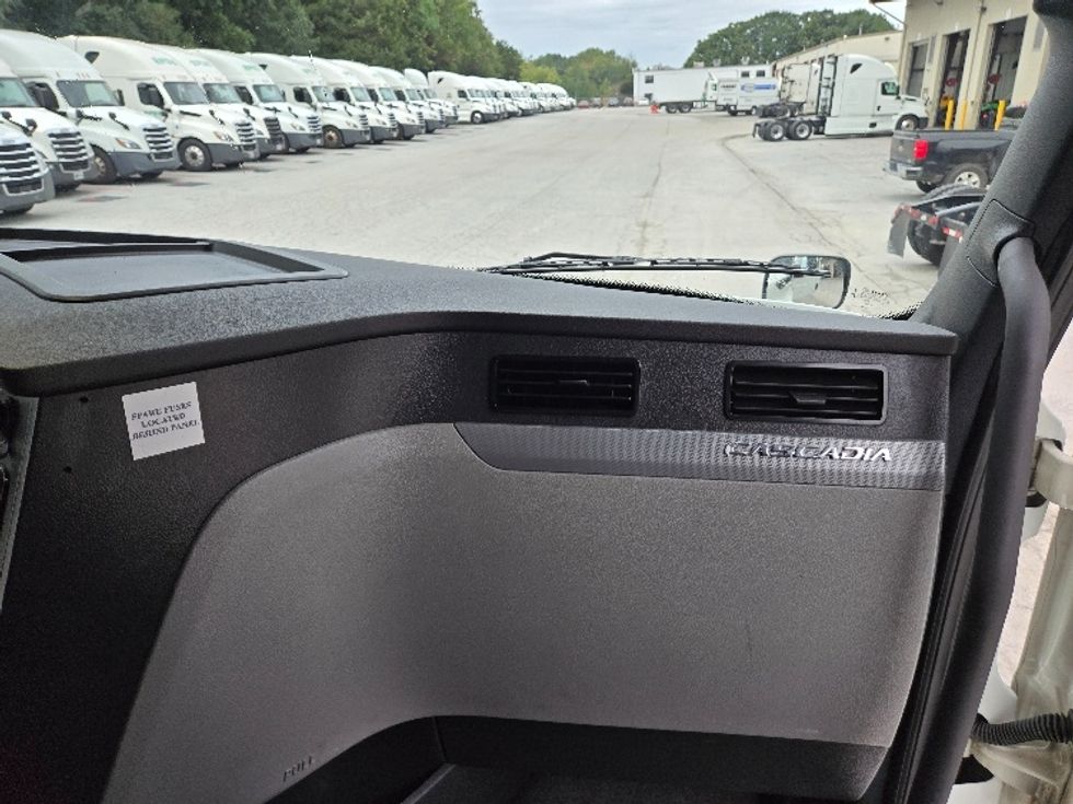 Sleeper Tractor-Heavy Duty Tractors-Freightliner-2021-T12664ST-Concord-NC-280,810\n\t\tmiles-$ 83,250 - Image 14