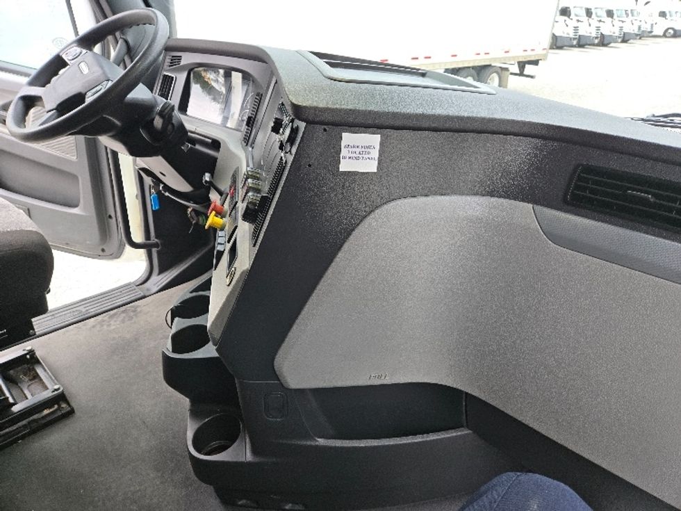 Sleeper Tractor-Heavy Duty Tractors-Freightliner-2021-T12664ST-Concord-NC-280,810\n\t\tmiles-$ 83,250 - Image 15