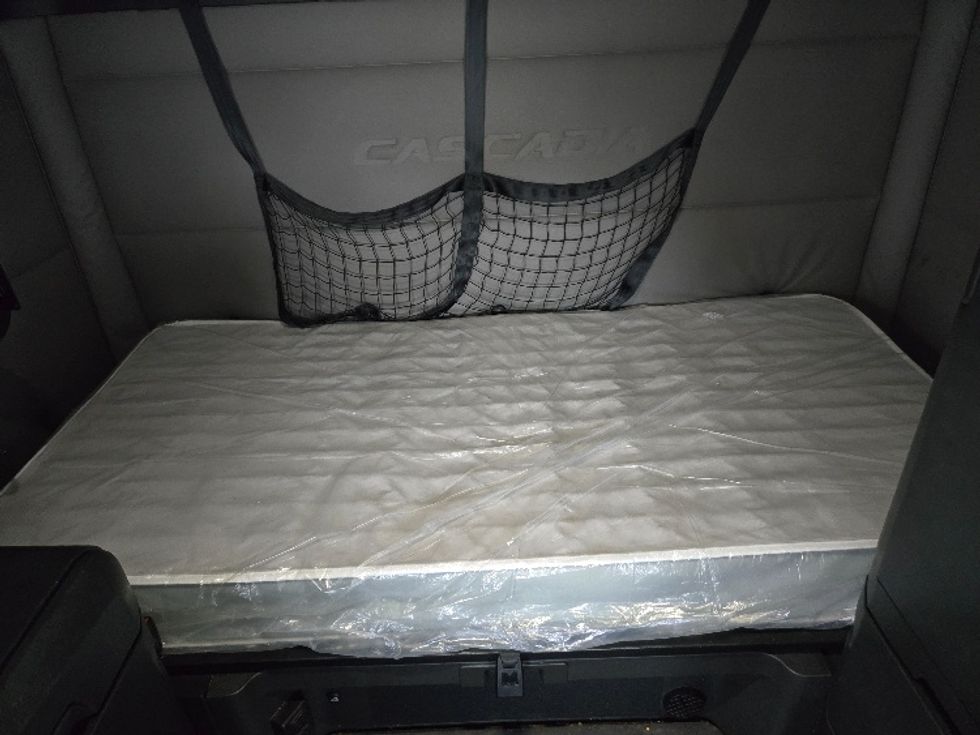 Sleeper Tractor-Heavy Duty Tractors-Freightliner-2021-T12664ST-Concord-NC-280,810\n\t\tmiles-$ 83,250 - Image 16