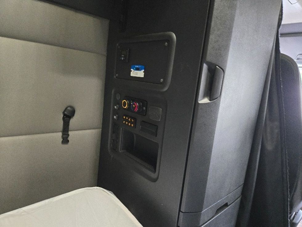 Sleeper Tractor-Heavy Duty Tractors-Freightliner-2021-T12664ST-Concord-NC-280,810\n\t\tmiles-$ 83,250 - Image 18