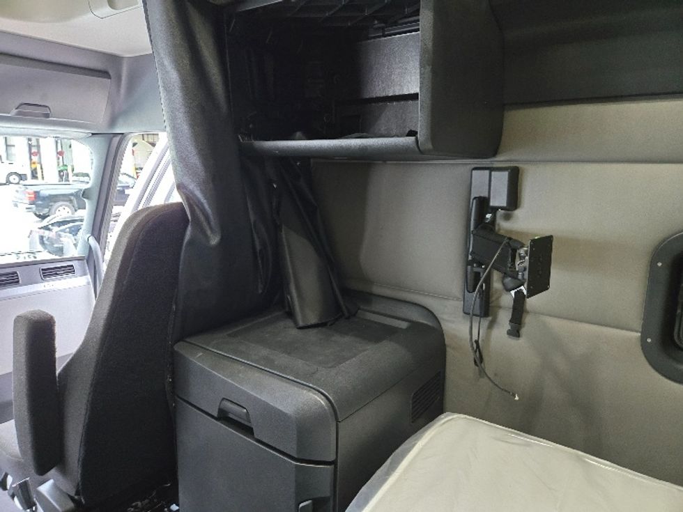 Sleeper Tractor-Heavy Duty Tractors-Freightliner-2021-T12664ST-Concord-NC-280,810\n\t\tmiles-$ 83,250 - Image 19