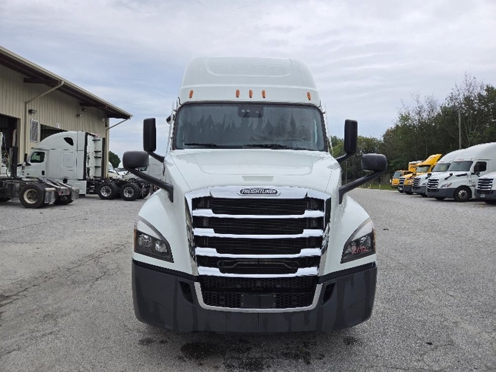 Sleeper Tractor-Heavy Duty Tractors-Freightliner-2021-T12664ST-Concord-NC-280,810\n\t\tmiles-$ 83,250 - Image 2