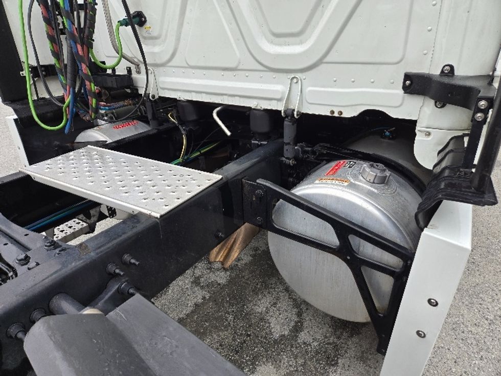 Sleeper Tractor-Heavy Duty Tractors-Freightliner-2021-T12664ST-Concord-NC-280,810\n\t\tmiles-$ 83,250 - Image 22