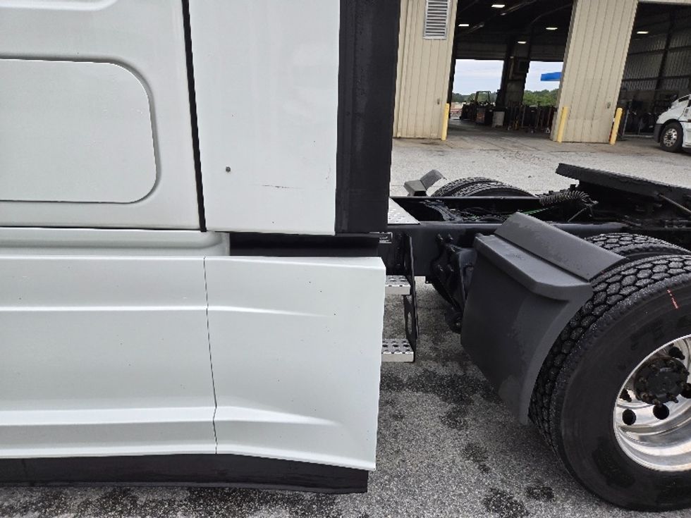 Sleeper Tractor-Heavy Duty Tractors-Freightliner-2021-T12664ST-Concord-NC-280,810\n\t\tmiles-$ 83,250 - Image 25
