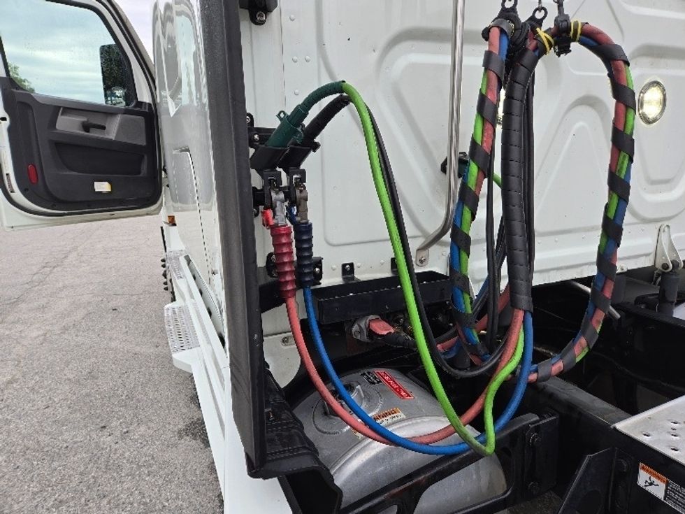 Sleeper Tractor-Heavy Duty Tractors-Freightliner-2021-T12664ST-Concord-NC-280,810\n\t\tmiles-$ 83,250 - Image 28