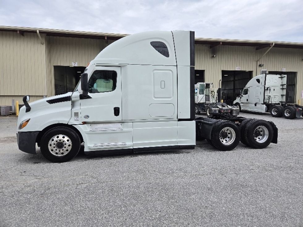 Sleeper Tractor-Heavy Duty Tractors-Freightliner-2021-T12664ST-Concord-NC-280,810\n\t\tmiles-$ 83,250 - Image 4