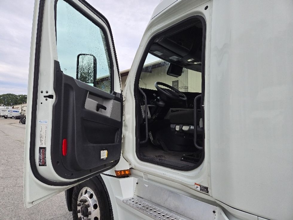 Sleeper Tractor-Heavy Duty Tractors-Freightliner-2021-T12664ST-Concord-NC-280,810\n\t\tmiles-$ 83,250 - Image 9