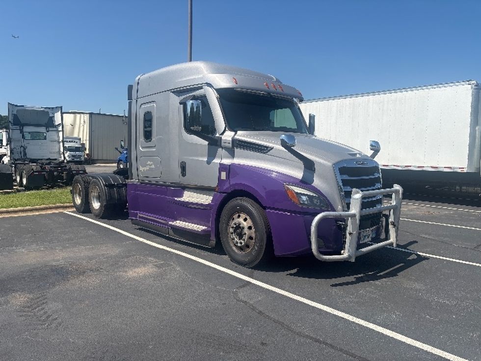 Sleeper Tractor-Heavy Duty Tractors-Freightliner-2021-T12664ST-Concord-NC-381,042\n\t\tmiles-$ 89,000 - Image 1
