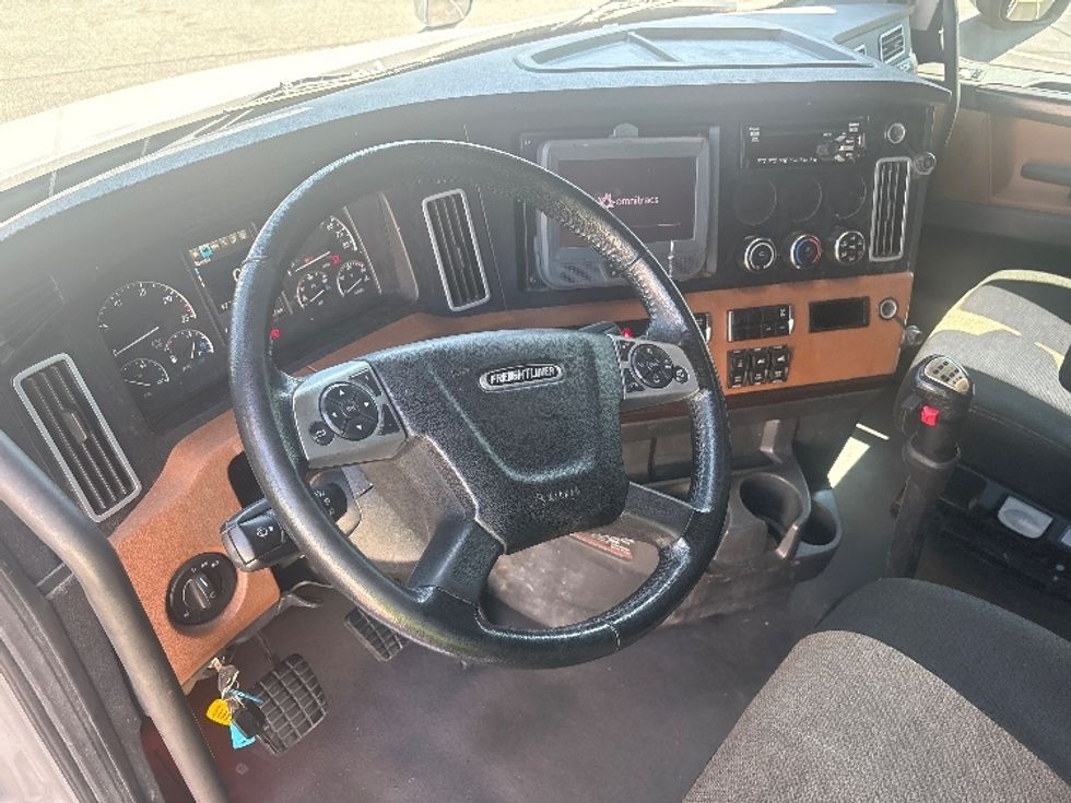 Sleeper Tractor-Heavy Duty Tractors-Freightliner-2021-T12664ST-Concord-NC-381,042\n\t\tmiles-$ 89,000 - Image 10